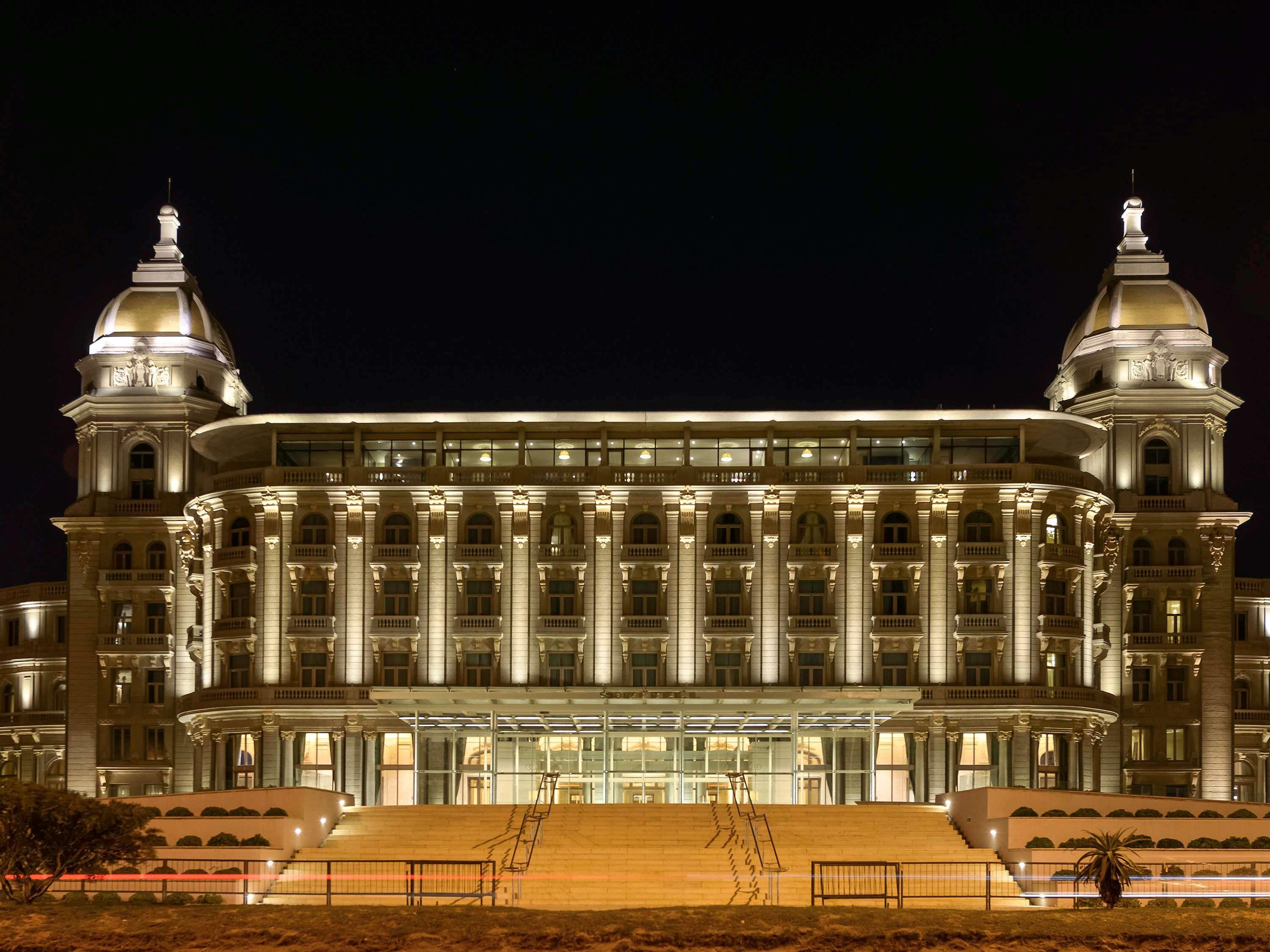 Sofitel Montevideo Casino Carrasco & Spa Eksteriør billede The Grand Hotel at night
