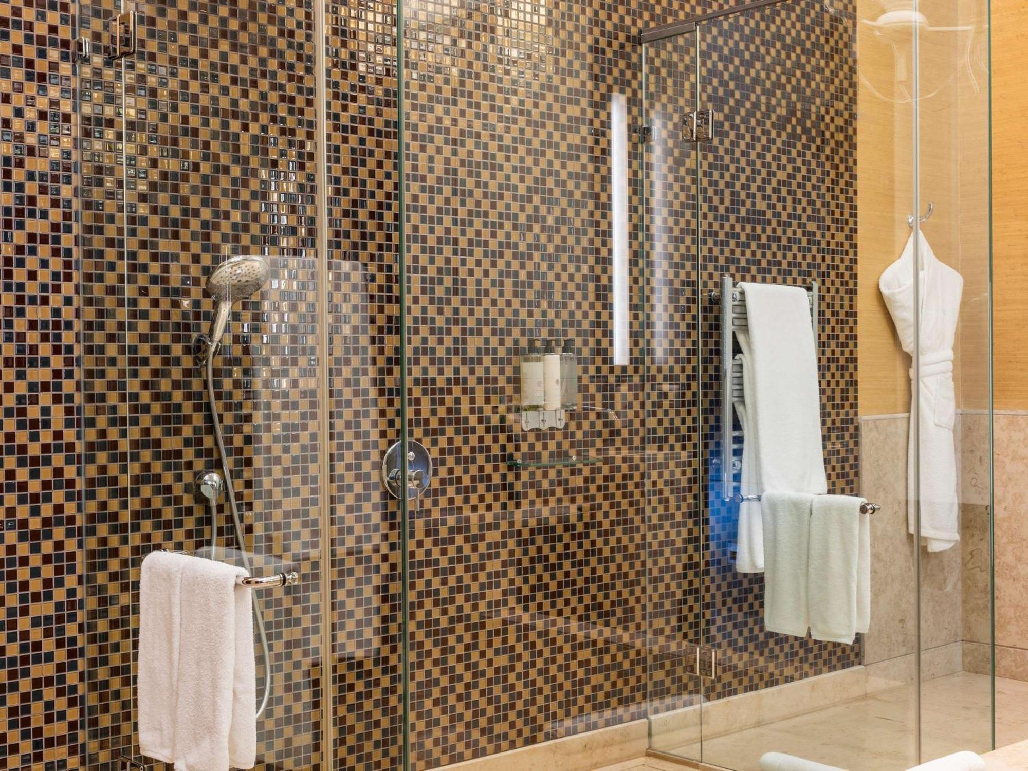 Sofitel Montevideo Casino Carrasco & Spa Eksteriør billede A shower with a sliding door