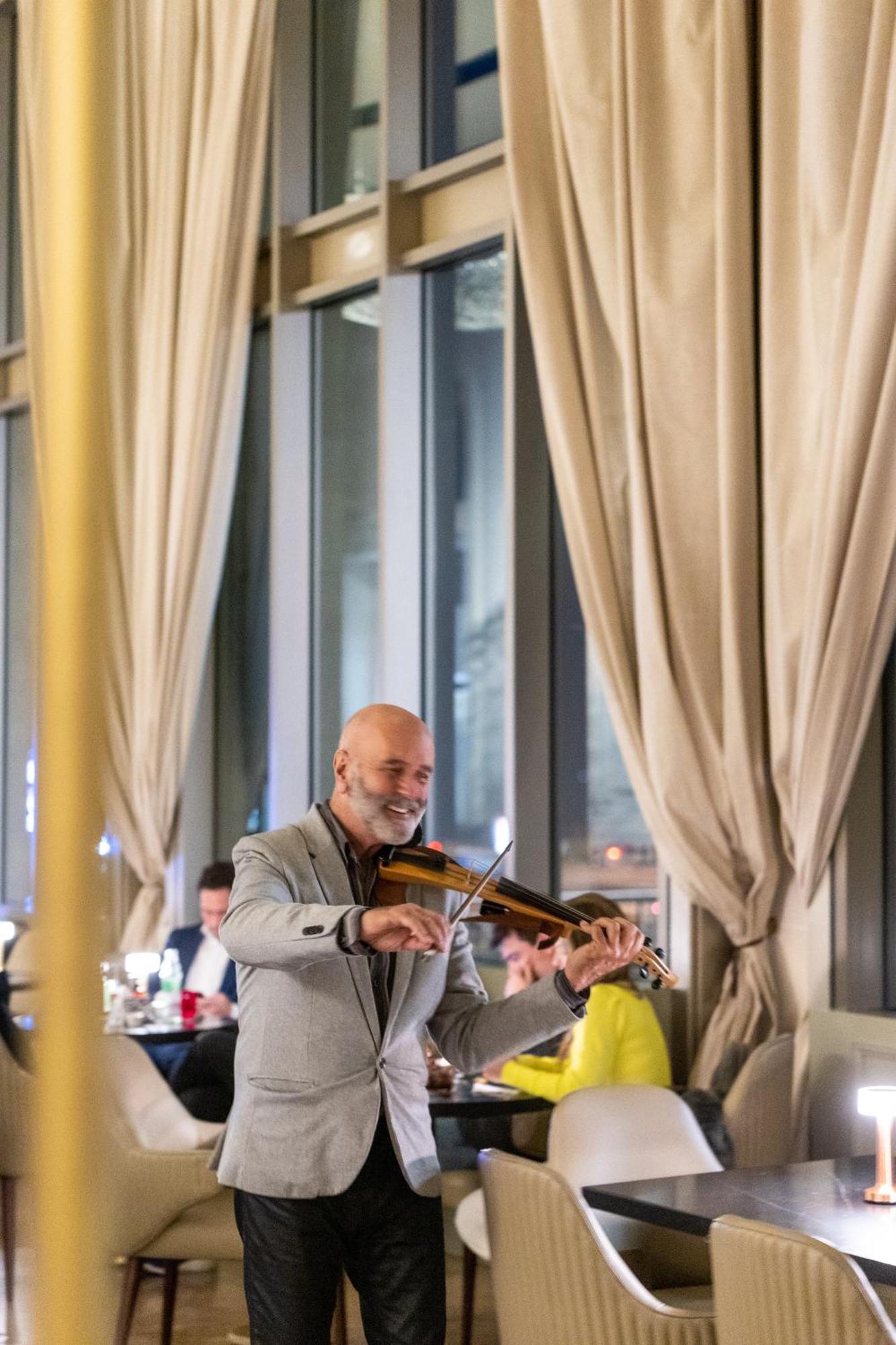 Sofitel Montevideo Casino Carrasco & Spa Eksteriør billede The violinist at the opening of the restaurant