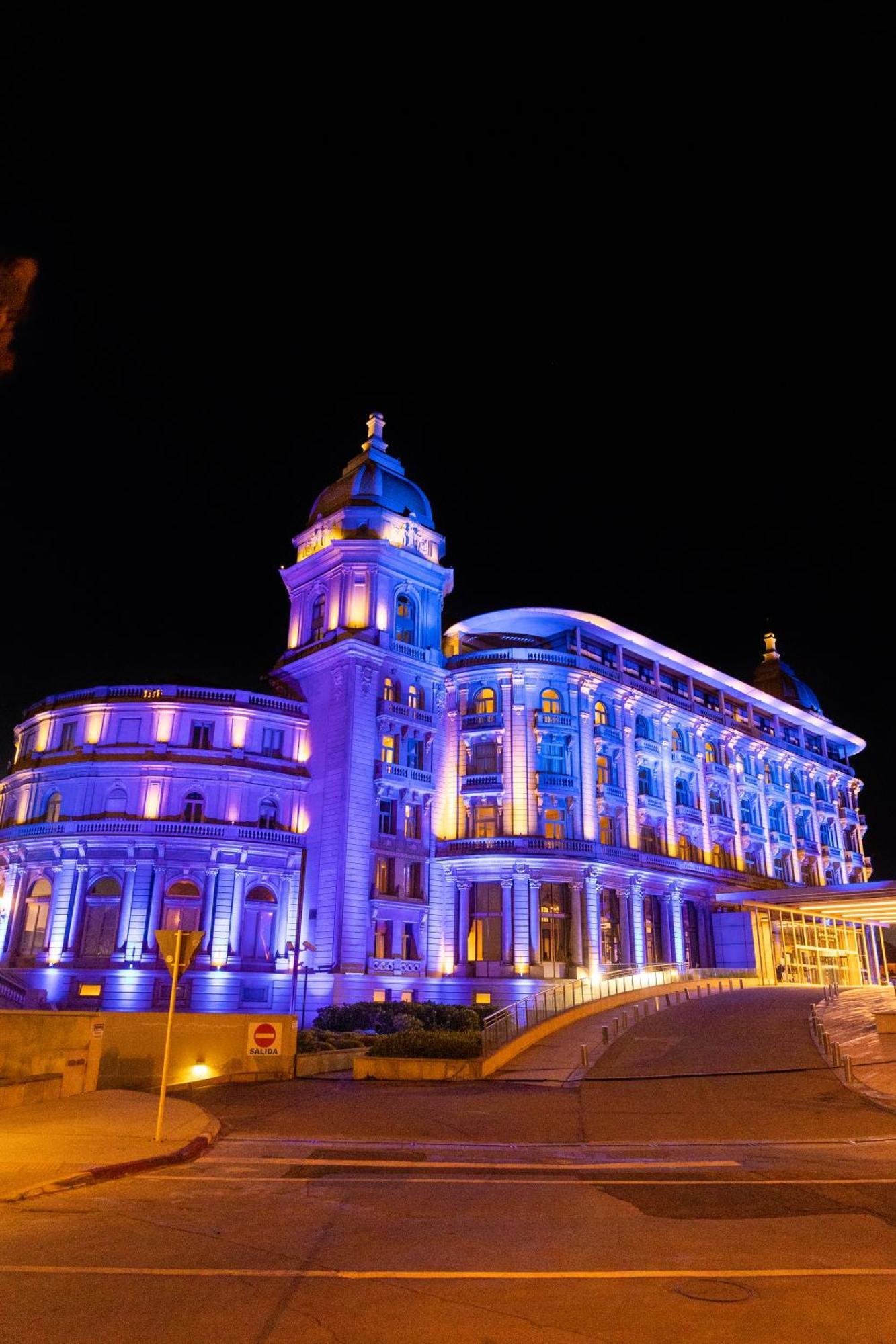 Sofitel Montevideo Casino Carrasco & Spa Eksteriør billede The hotel at night