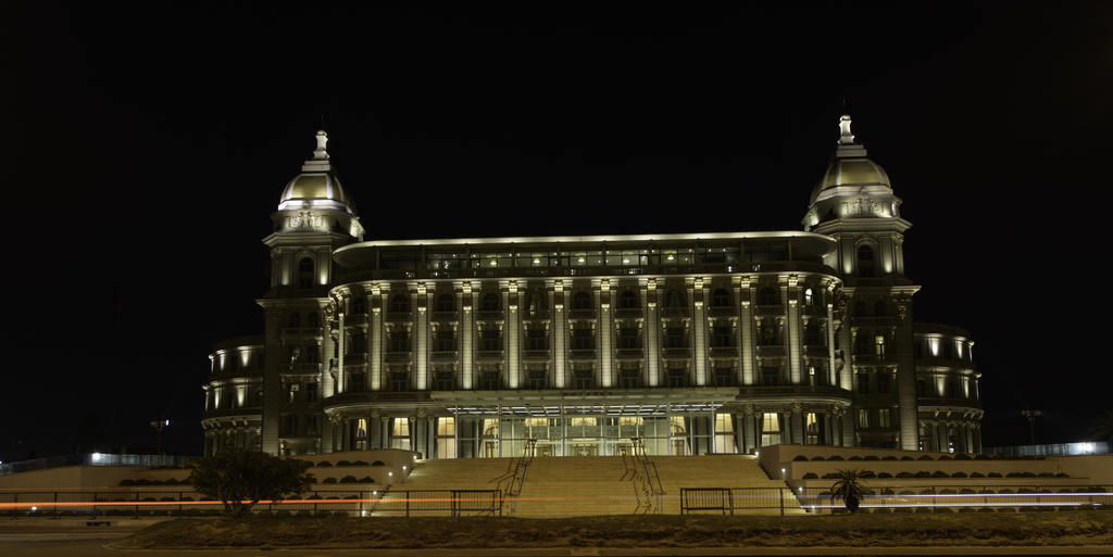 Sofitel Montevideo Casino Carrasco & Spa Eksteriør billede The Grand Hotel at night