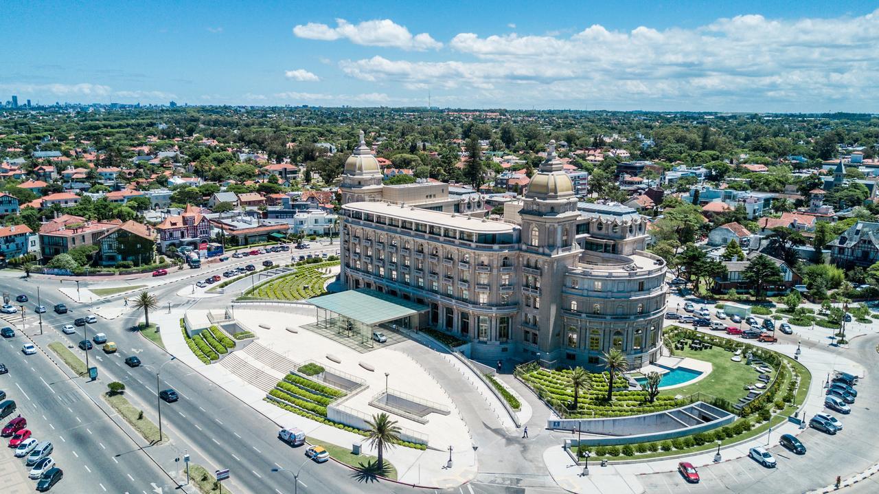 Sofitel Montevideo Casino Carrasco & Spa Eksteriør billede Aerial view of the hotel